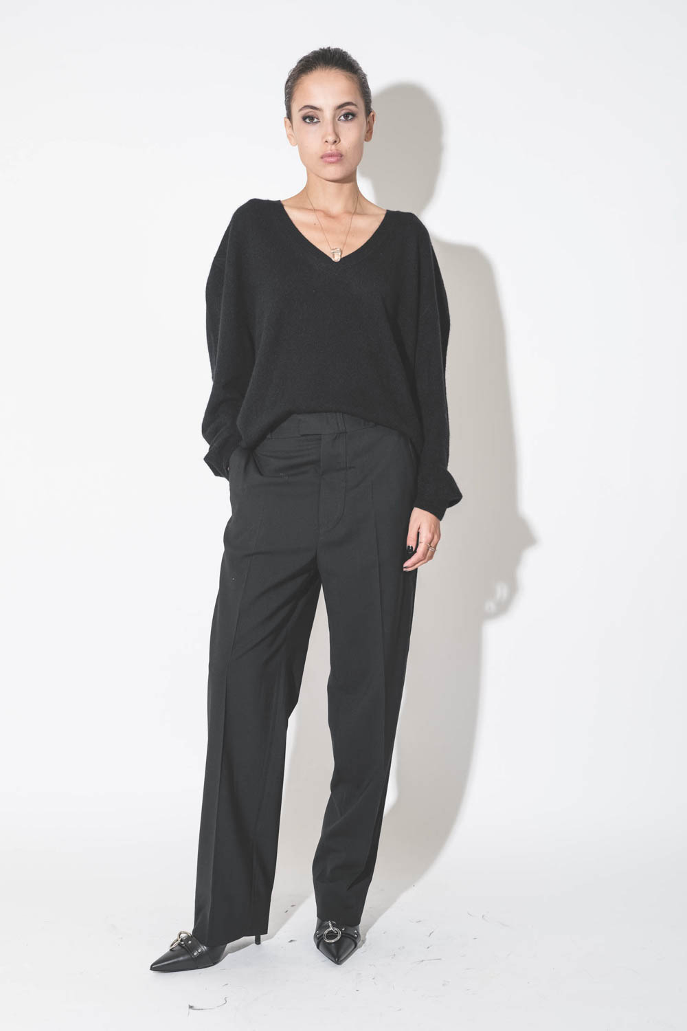 Produit Pantalon masculin en laine froide noir Maison Flaneur. Porté avec un pull col V en cachemire noir.