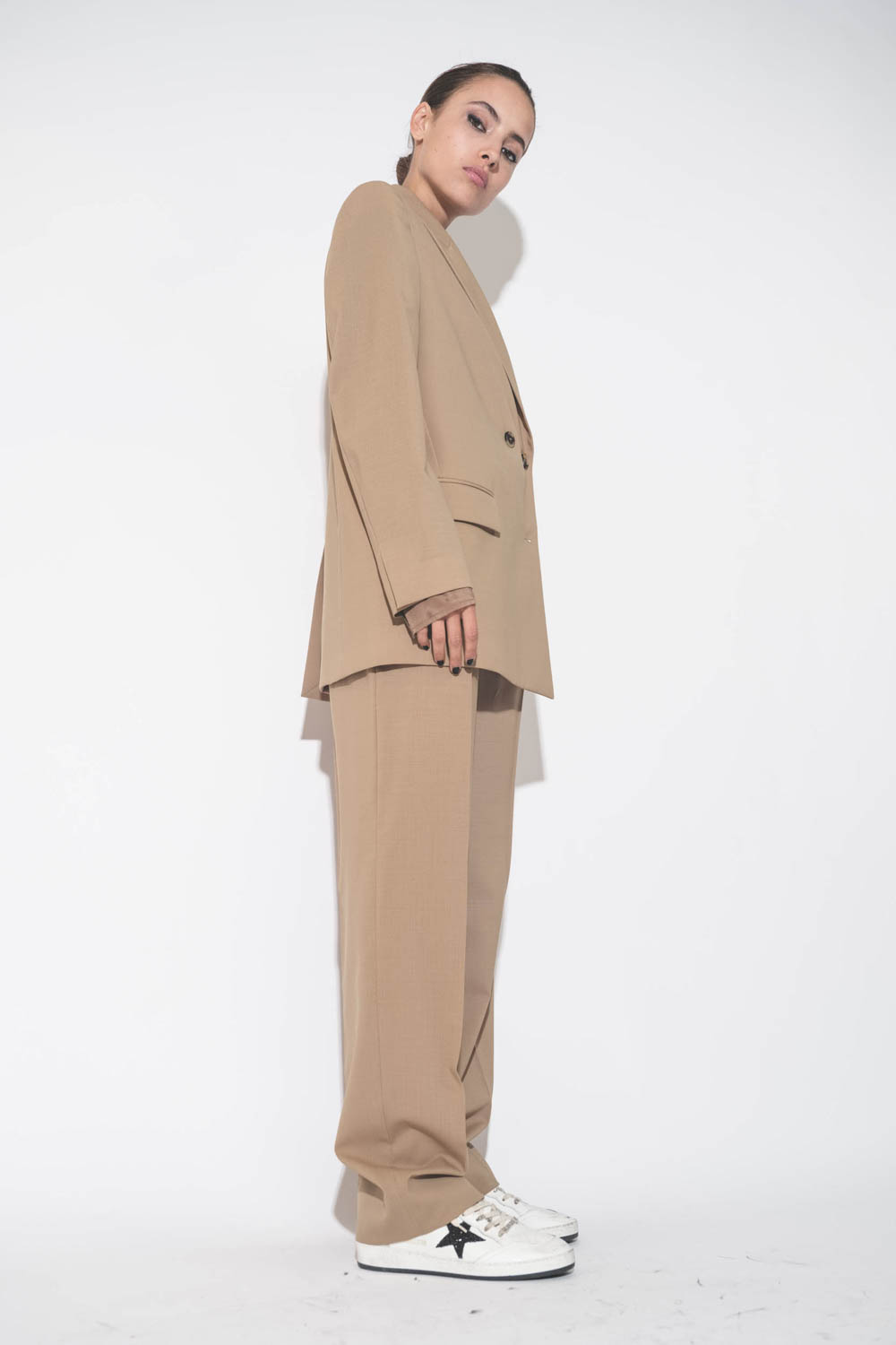Produit Veste de blazer double boutonnage en laine froide beige Maison Flaneur. Détail de la manche avec doublure qui dépasse intentionnellement.