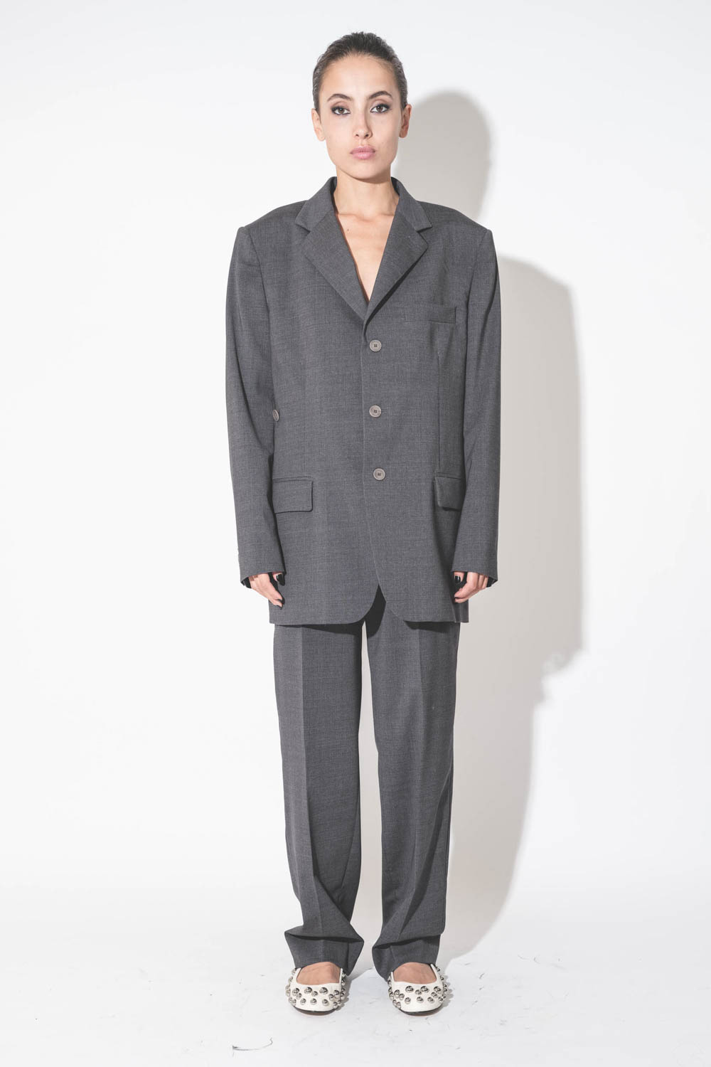 Produit Blazer classique oversize en laine froide grise Maison Flaneur. Porté de face.