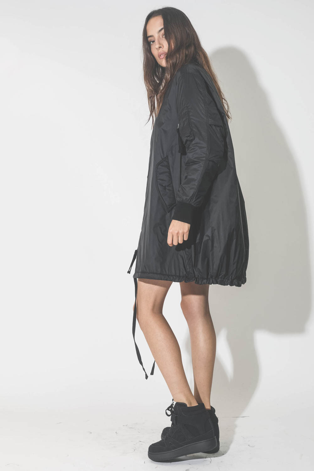 Manteau Bomber long noir Vis à Vis. Porté de profil.