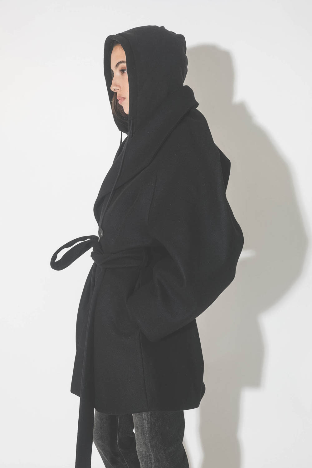 Manteau caban ceinturé en drap de laine noir Suzzane Vautrait. Détail du profil.