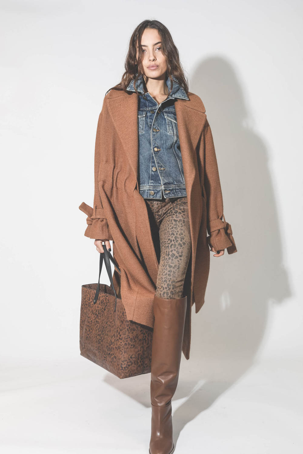 Manteau camel Maison Flaneur. Port&eacute; avec un jeans skinny l&eacute;opard.
