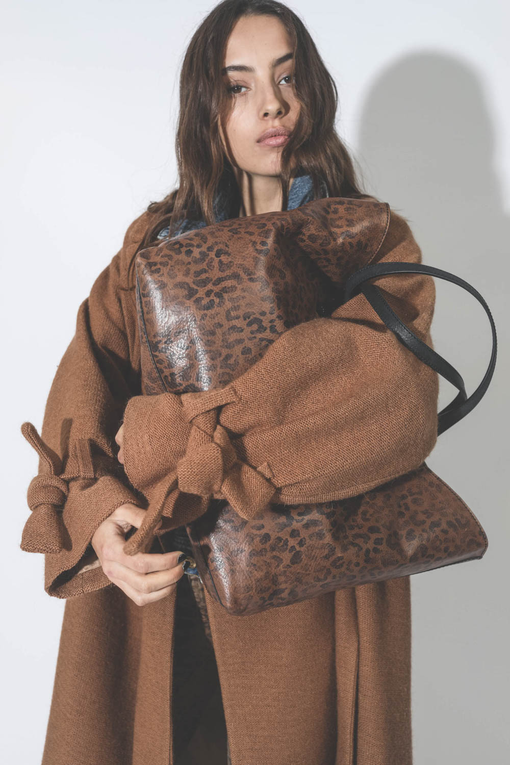 Manteau camel Maison Flaneur. D&eacute;tail des manches &agrave; nouer.