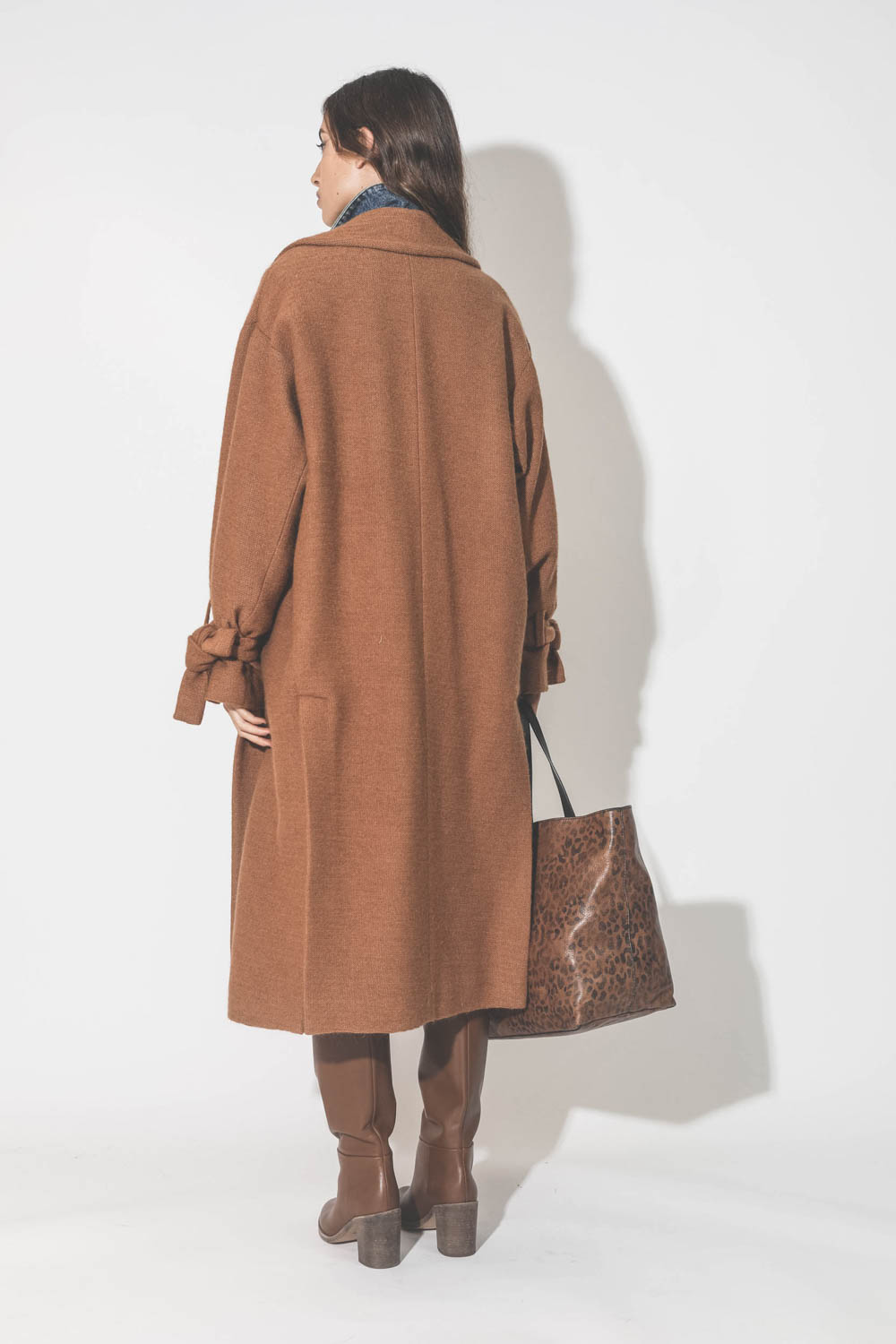 Manteau camel Maison Flaneur. Port&eacute; de dos.