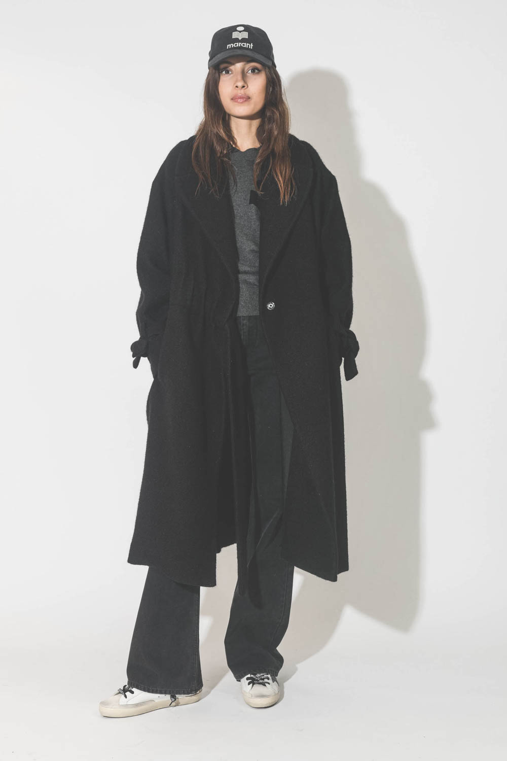 Manteau souple en laine noir Maison Flaneur. Port&eacute; de face ouvert.