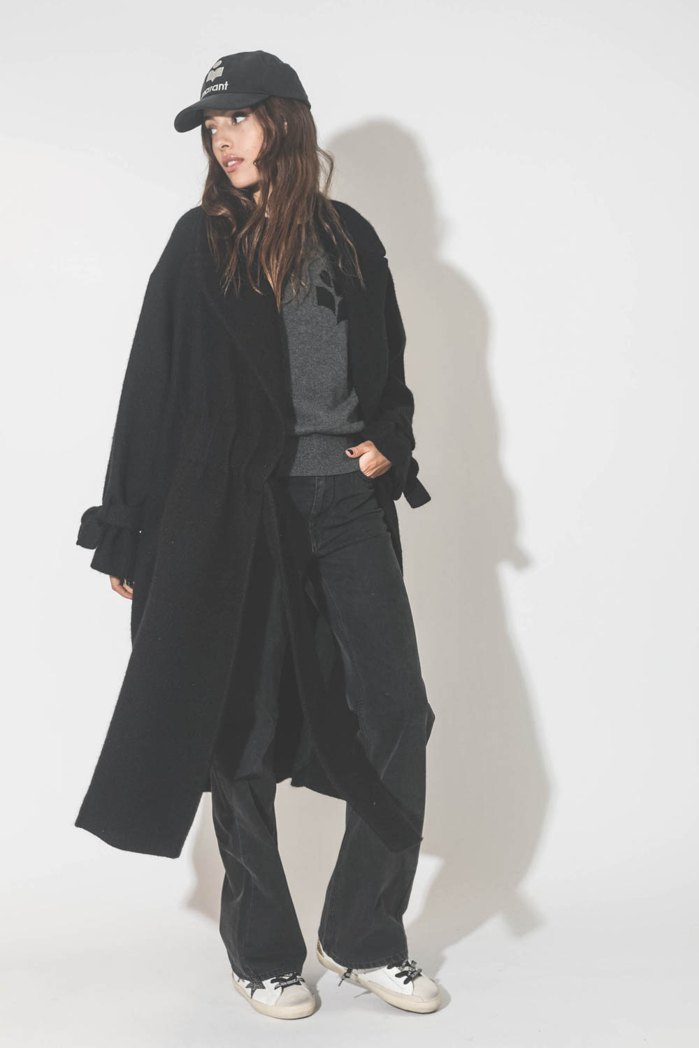 Manteau souple en laine noir Maison Flaneur. Port&eacute; avec un jean gris.