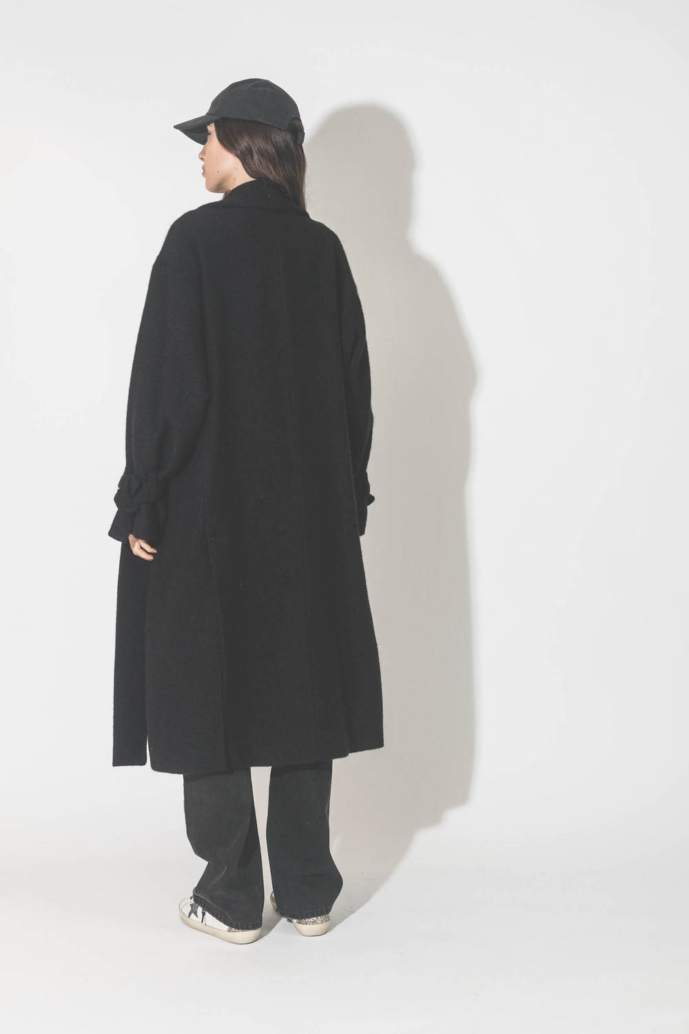 Manteau souple en laine noir Maison Flaneur. Port&eacute; de dos.
