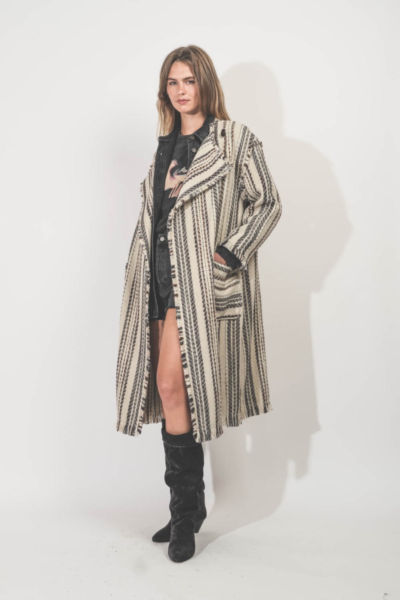 Manteau long à rayures Initaf Isabel Marant Etoile en coton et laine mélangés écru. Porté de profil.
