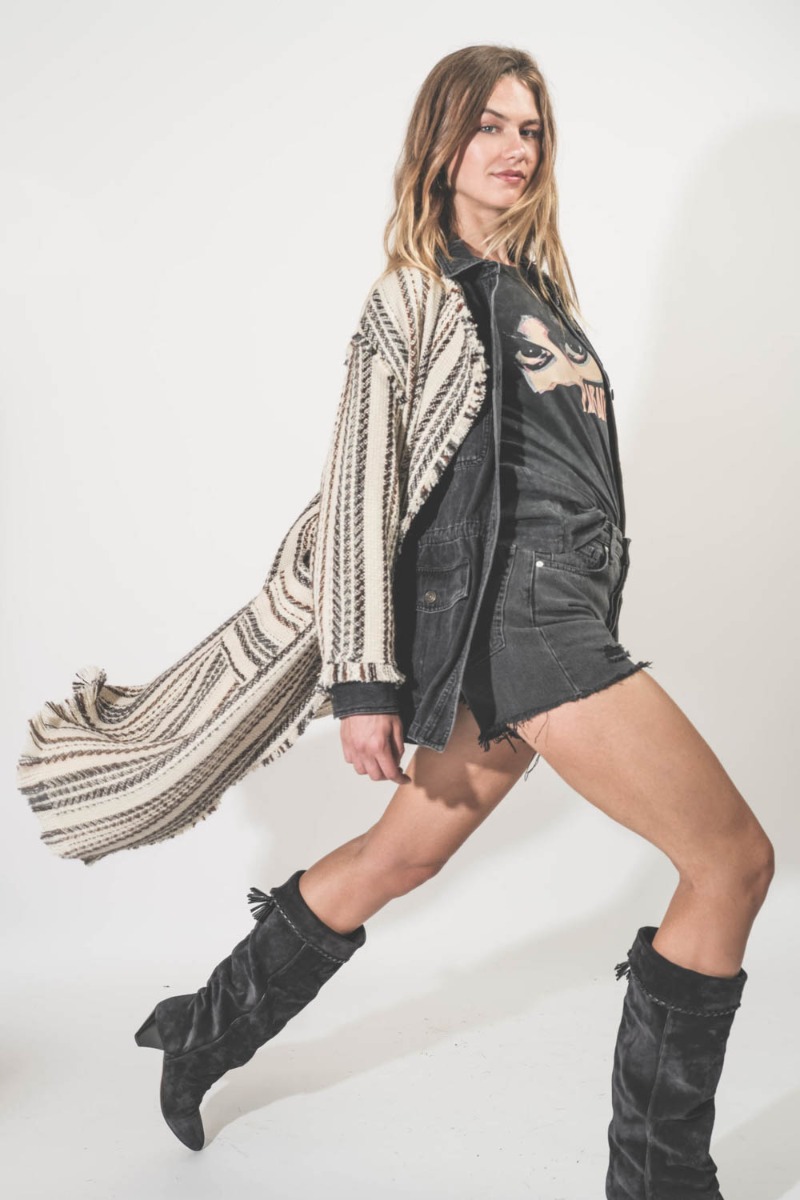 Manteau long à rayures Initaf Isabel Marant Etoile en coton et laine mélangés écru. Porté avec des bottes hautes.