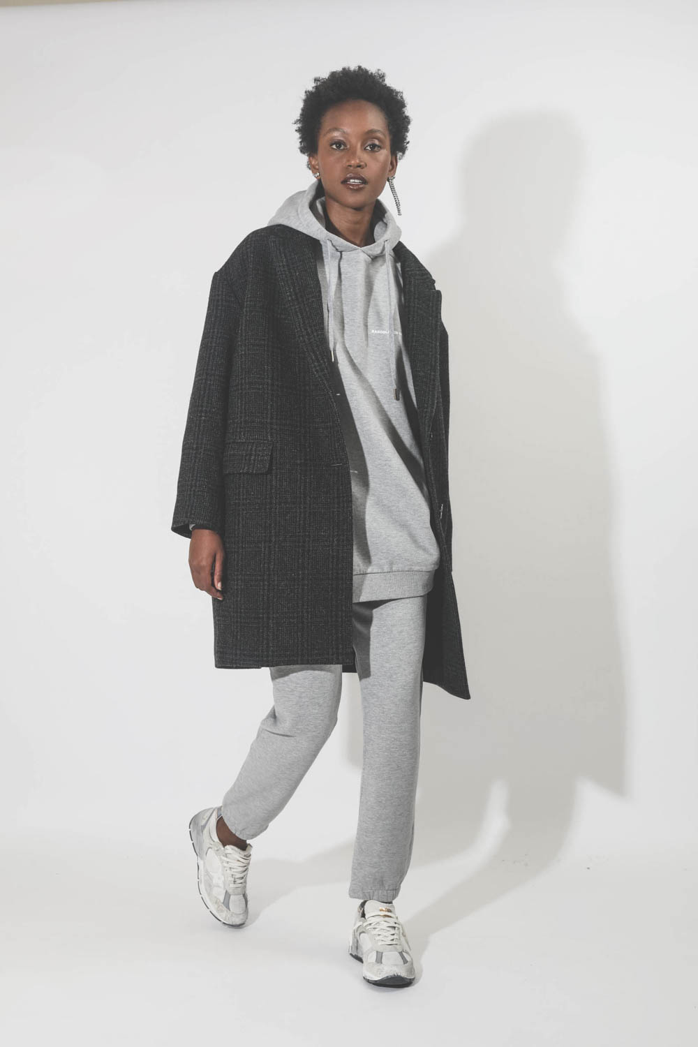 Manteau Limiza anthracite Isabel Marant Etoile. Porté avec un sweat à capuche.