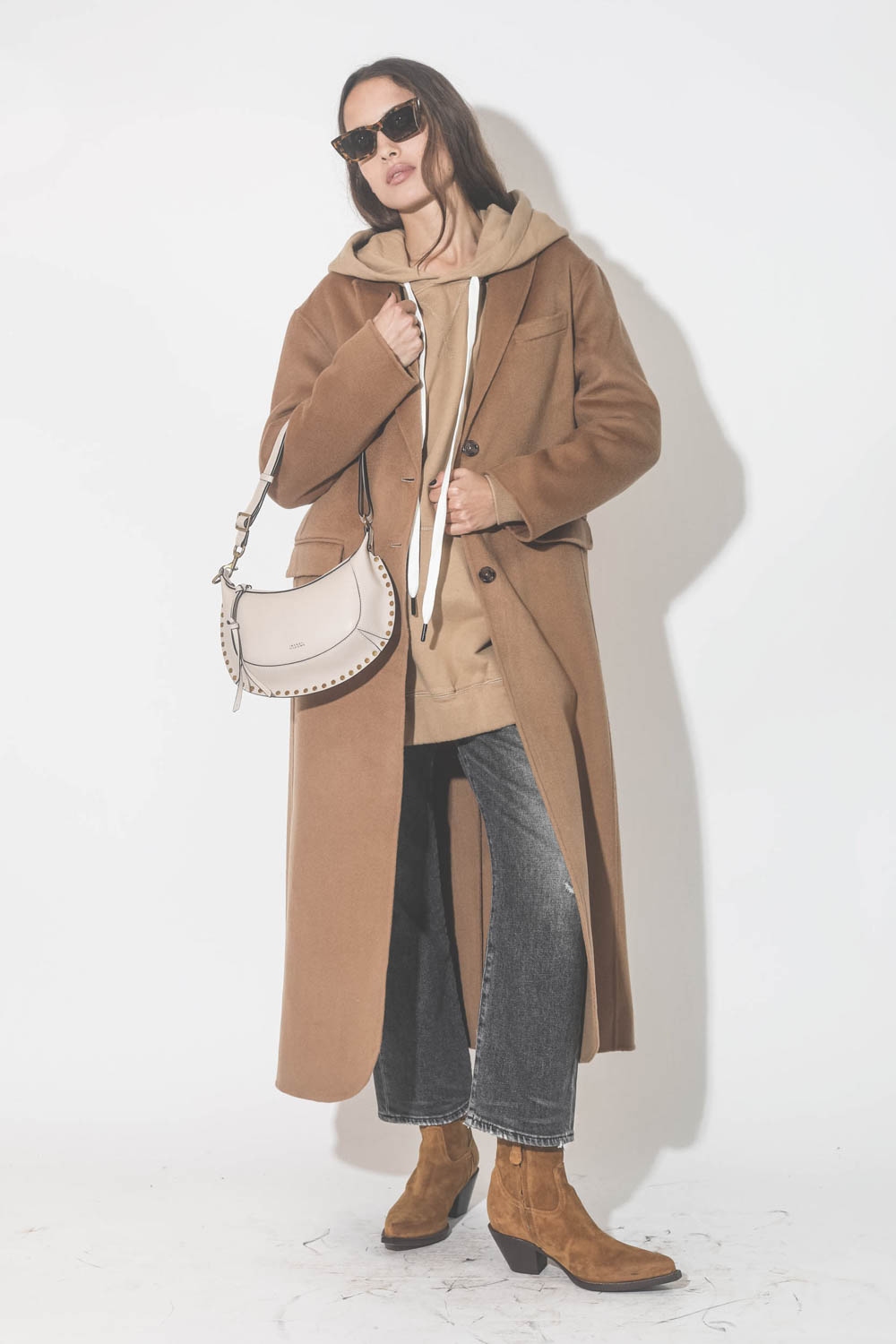 Manteau long en cachemire camel Quinn Anine Bing. Porté avec un sweat-shirt oversize camel.