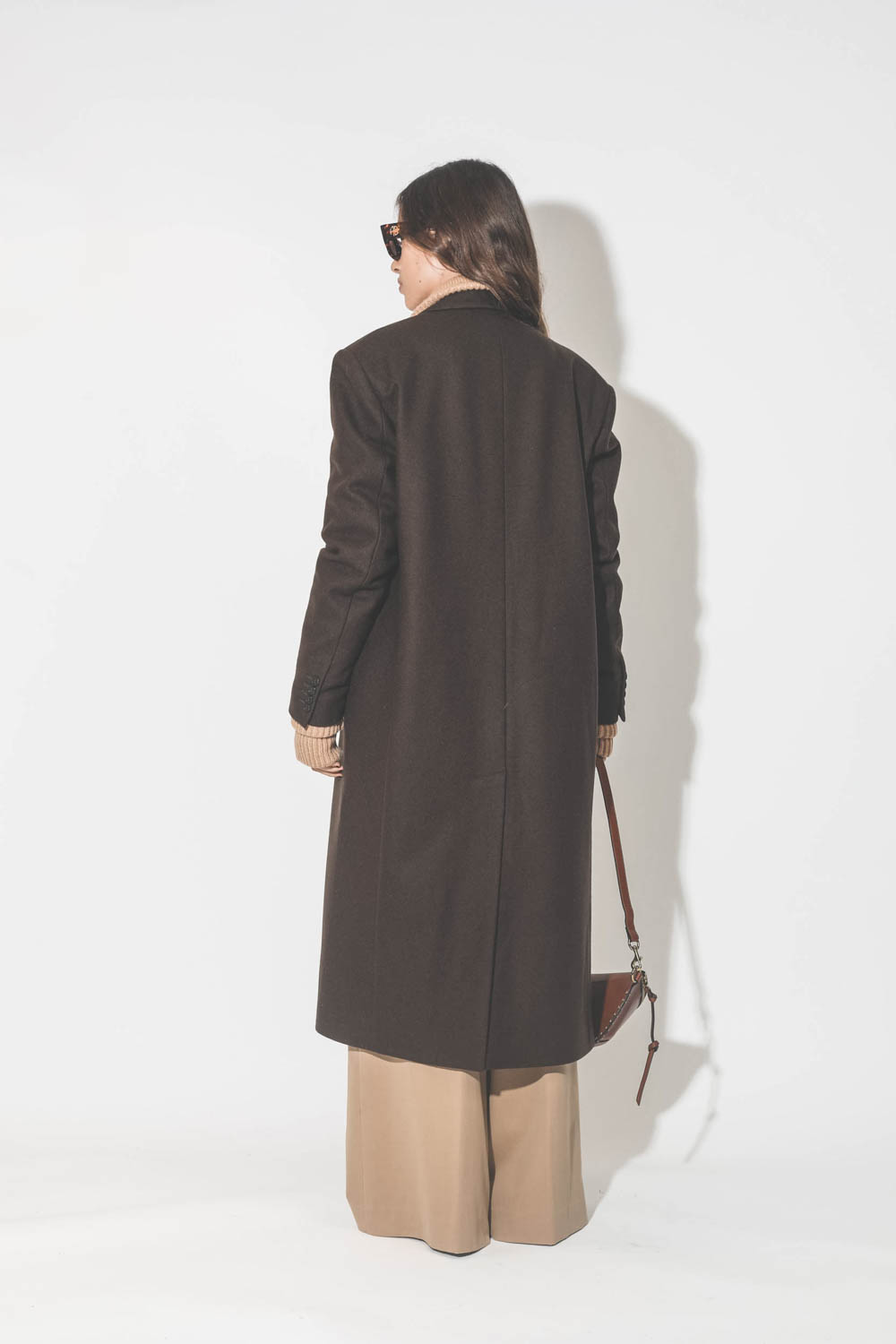 Manteau long en drap de laine marron Maison Flaneur. Porté de dos.