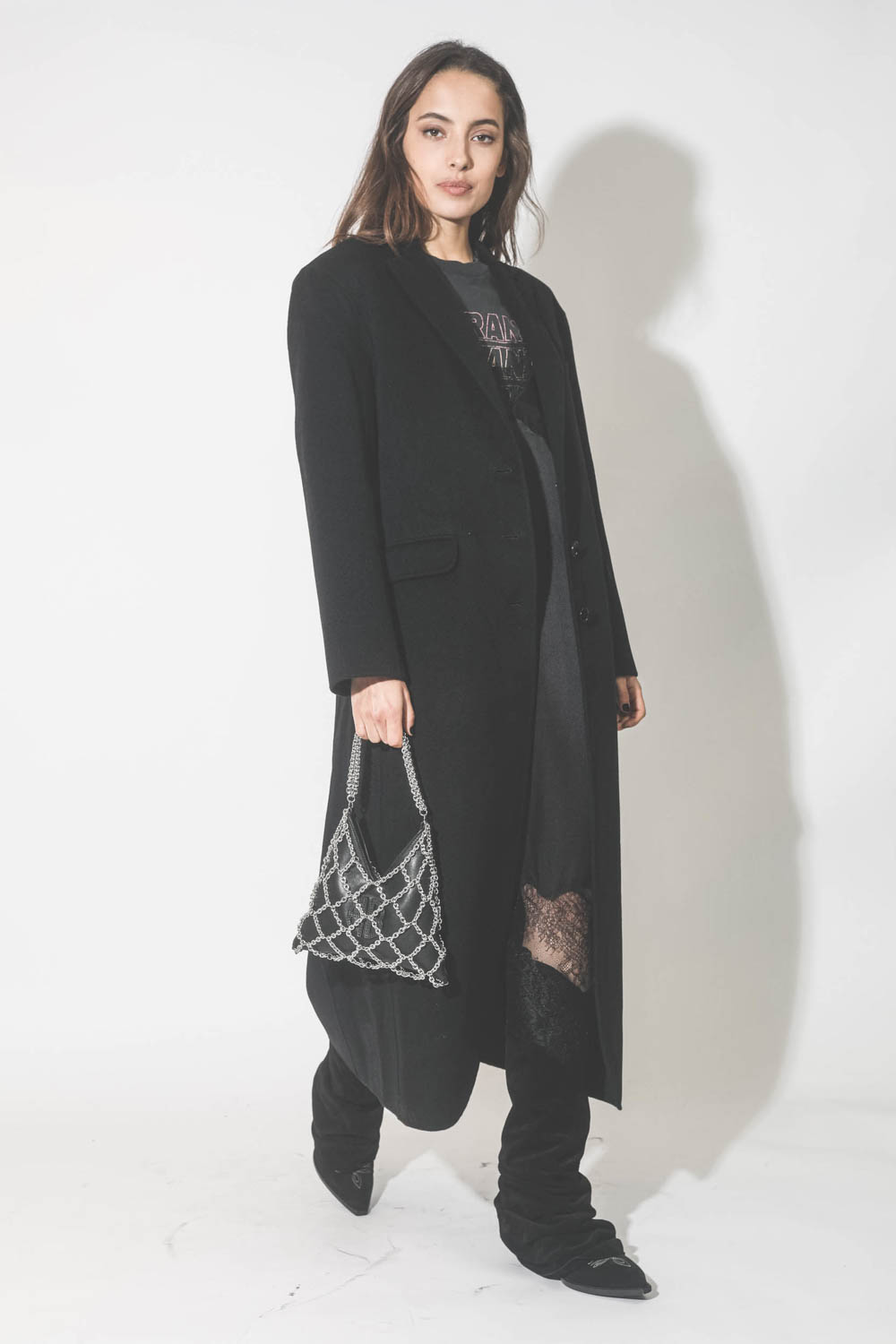 Manteau long en cachemire noir Quinn Anine Bing. Porté avec un mini-sac en cuir noir et chaine argent.