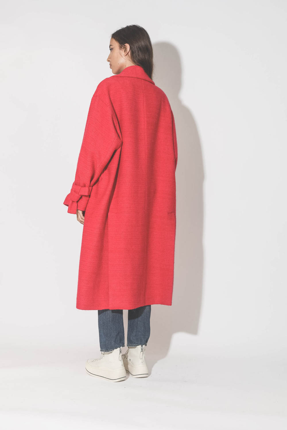 Manteau rouge Maison Flaneur. Porté de dos.