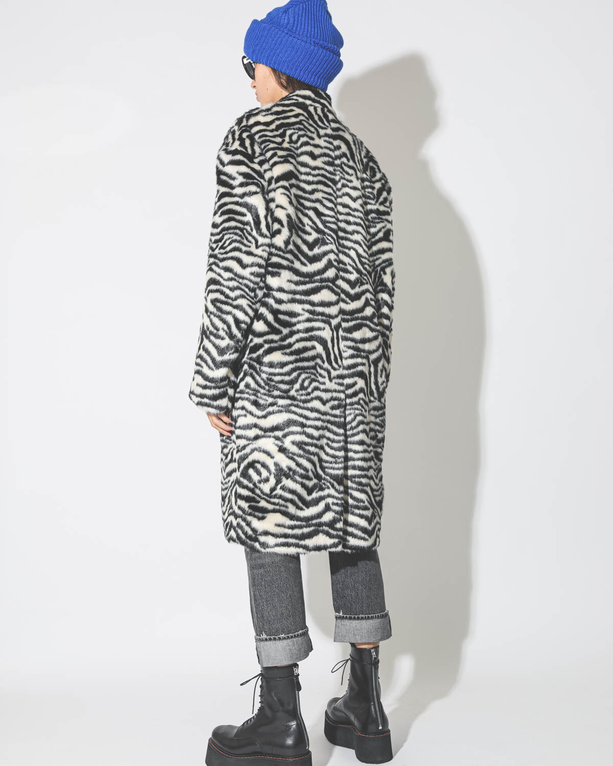 Manteau Teddy Bear R13 Denim imprimé zèbre noir et blanc.