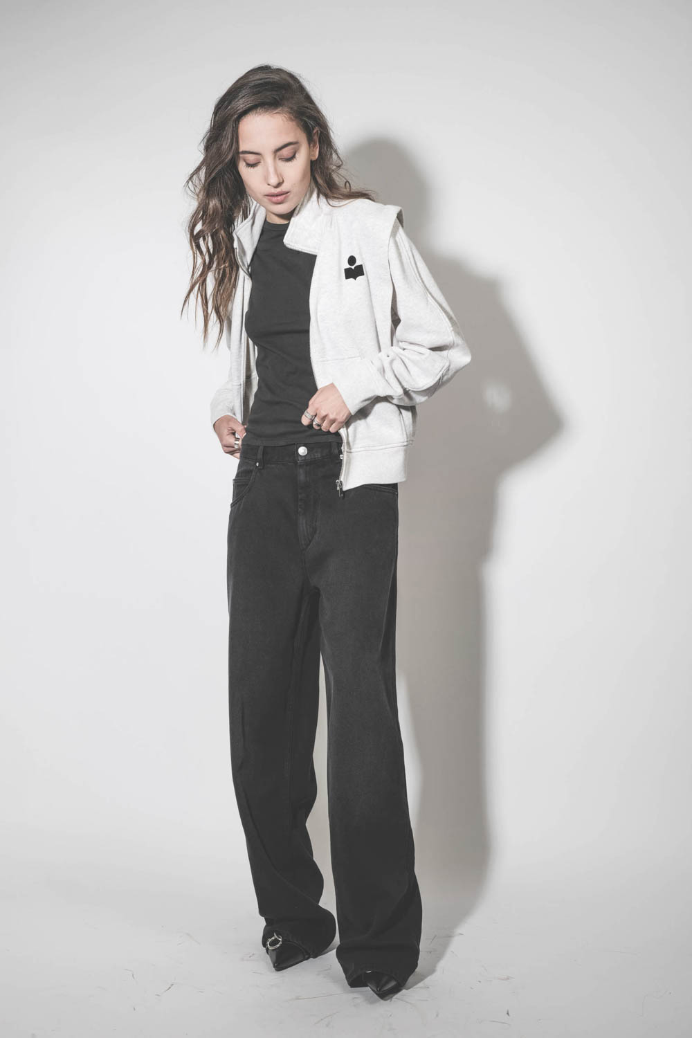 Produit Jean large noir délavé Joanny Marant Etoile. Porté avec un veste sweat-shirt écru.
