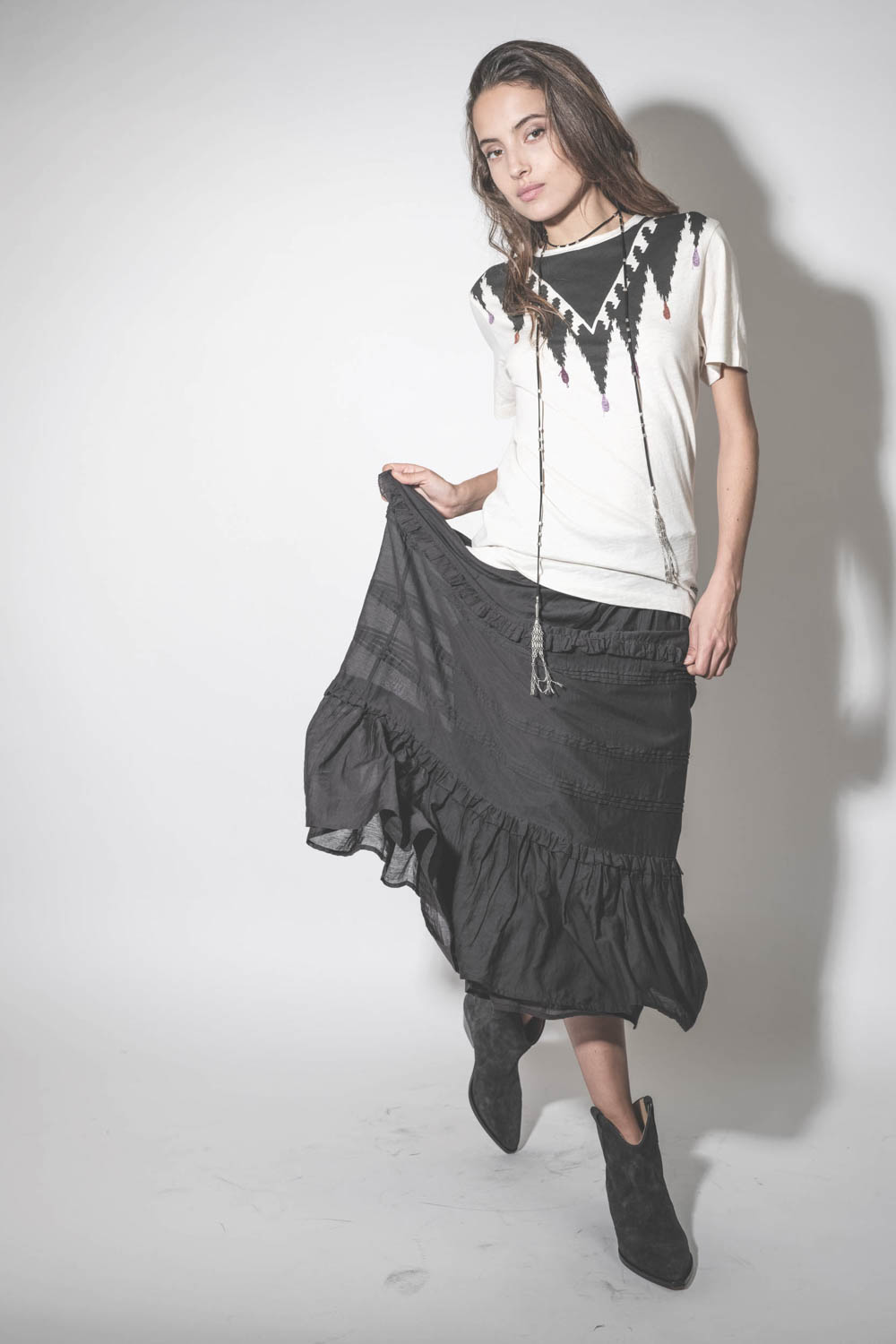 Produit Jupe longue en voile de coton doublée noir Diya Marant Etoile. Porté avec des boots santiags en cuir suédé noir.