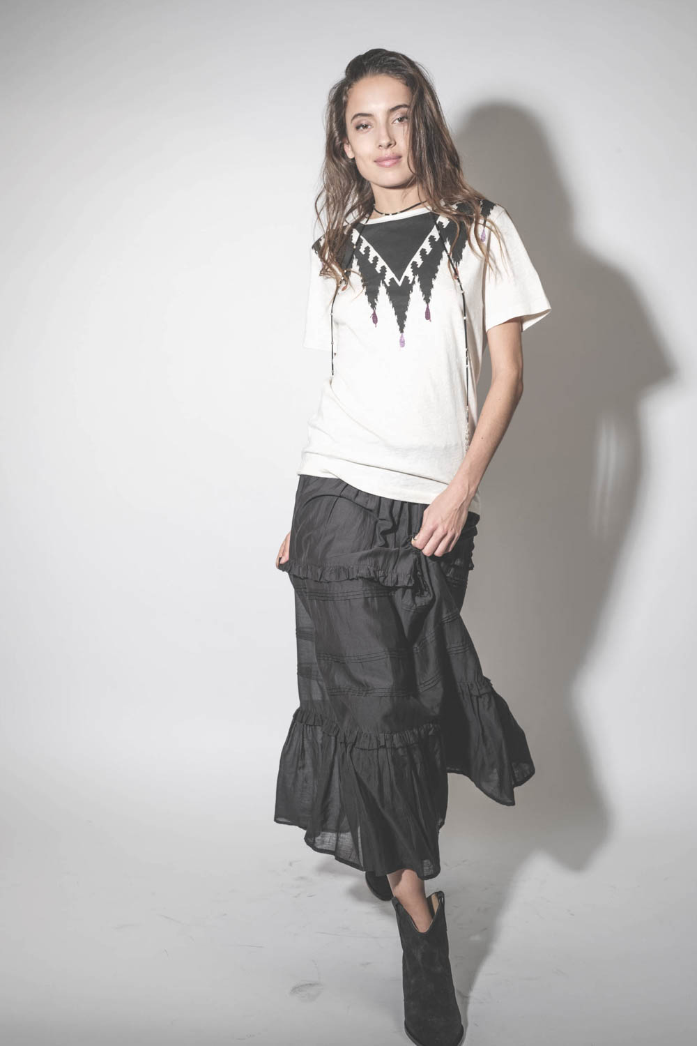 Jupe longue en voile de coton doublée noir Diya Marant Etoile. Porté de face.