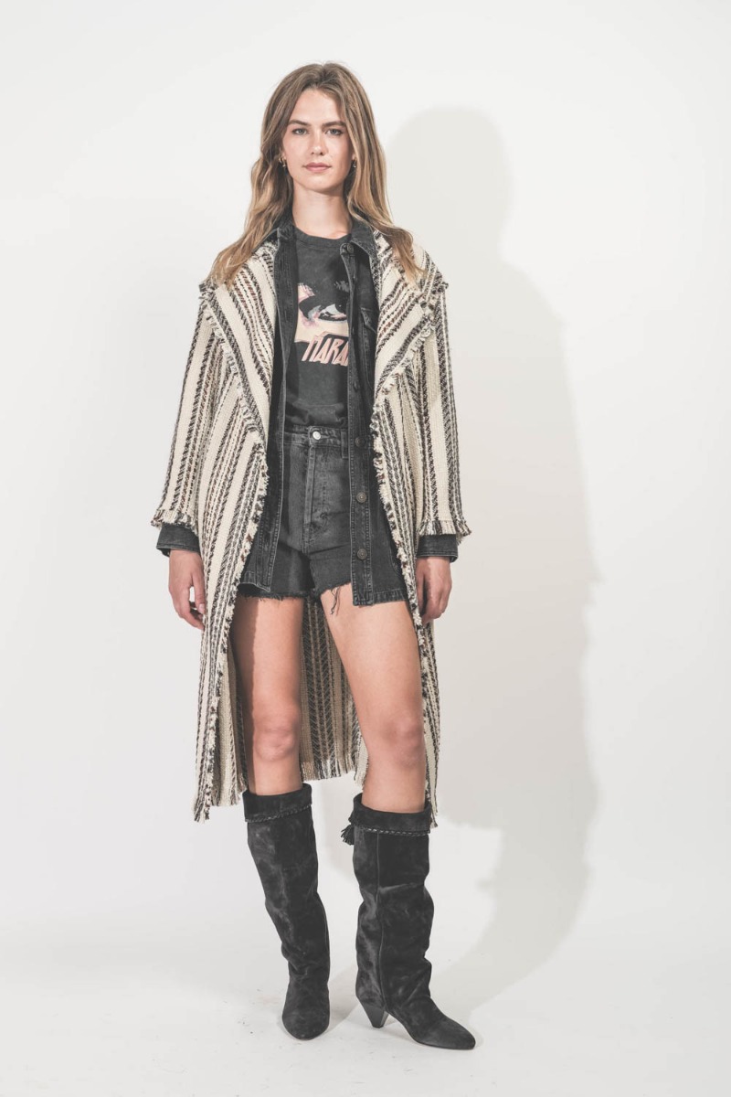 Manteau long à rayures Initaf Isabel Marant Étoile en coton et laine mélangés écru. Porté de face avec un short.