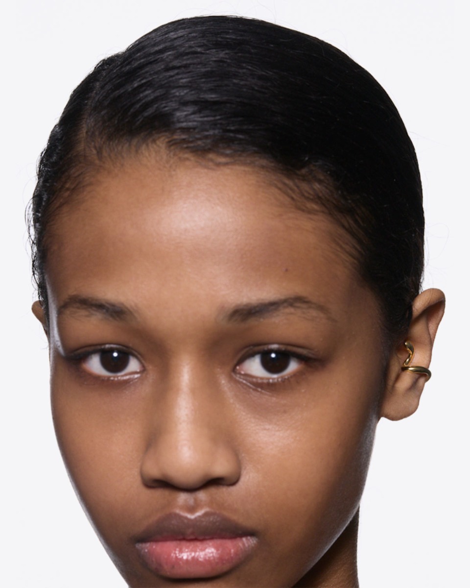 Ear Cuff Oil Whirl Maria Black en argent plaqué or. Porté de face à l'oreille droite.