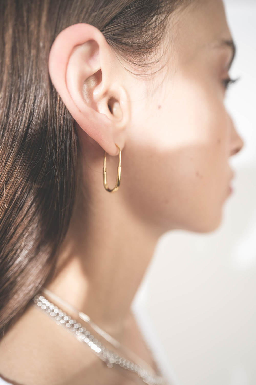 Produit Boucle d'oreille plaqué or Maria Black. Porté seule. 