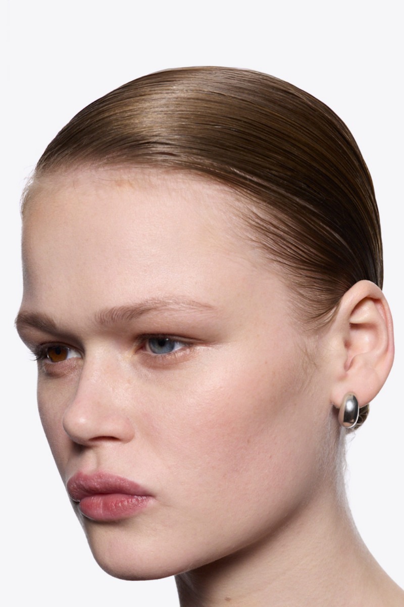 Boucles d'oreilles Tryvann Pillow Maria Black en argent recyclé. Vendues par paire. Portées de profil.