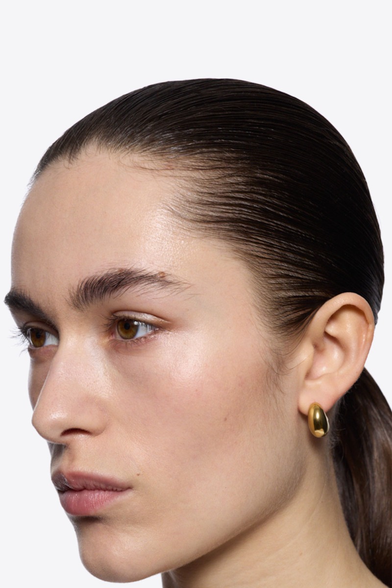 Boucles d'oreilles Tryvann Pillow Maria Black en argent plaqué or. Portées de profil. Vendues par paire. 