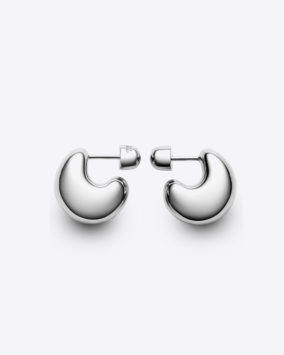 Boucles d'oreilles Tryvann Pillow Maria Black en argent recyclé. Vendues par paire.  Vue de profil.