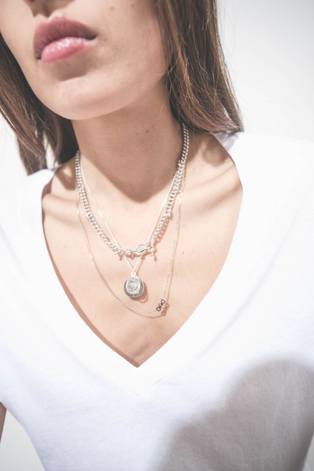 Collier long chaine avec lettre Dad en argent Maria Black. Porté en accumulation avec un collier chaine Berline en argent et un collier médailles L'amour en argent Pascale Monvoisin. 