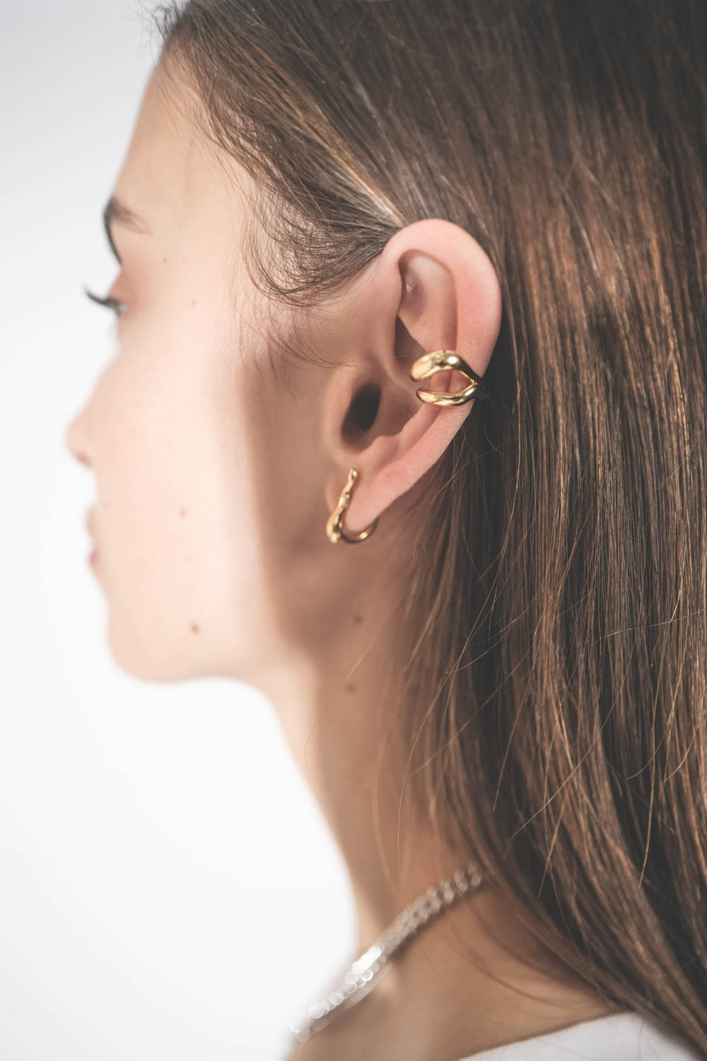 Produit Ear cuff plaqué or River Maria Black. Porté avec une boucle d'oreille créole Warschauer plaqué or Maria black.