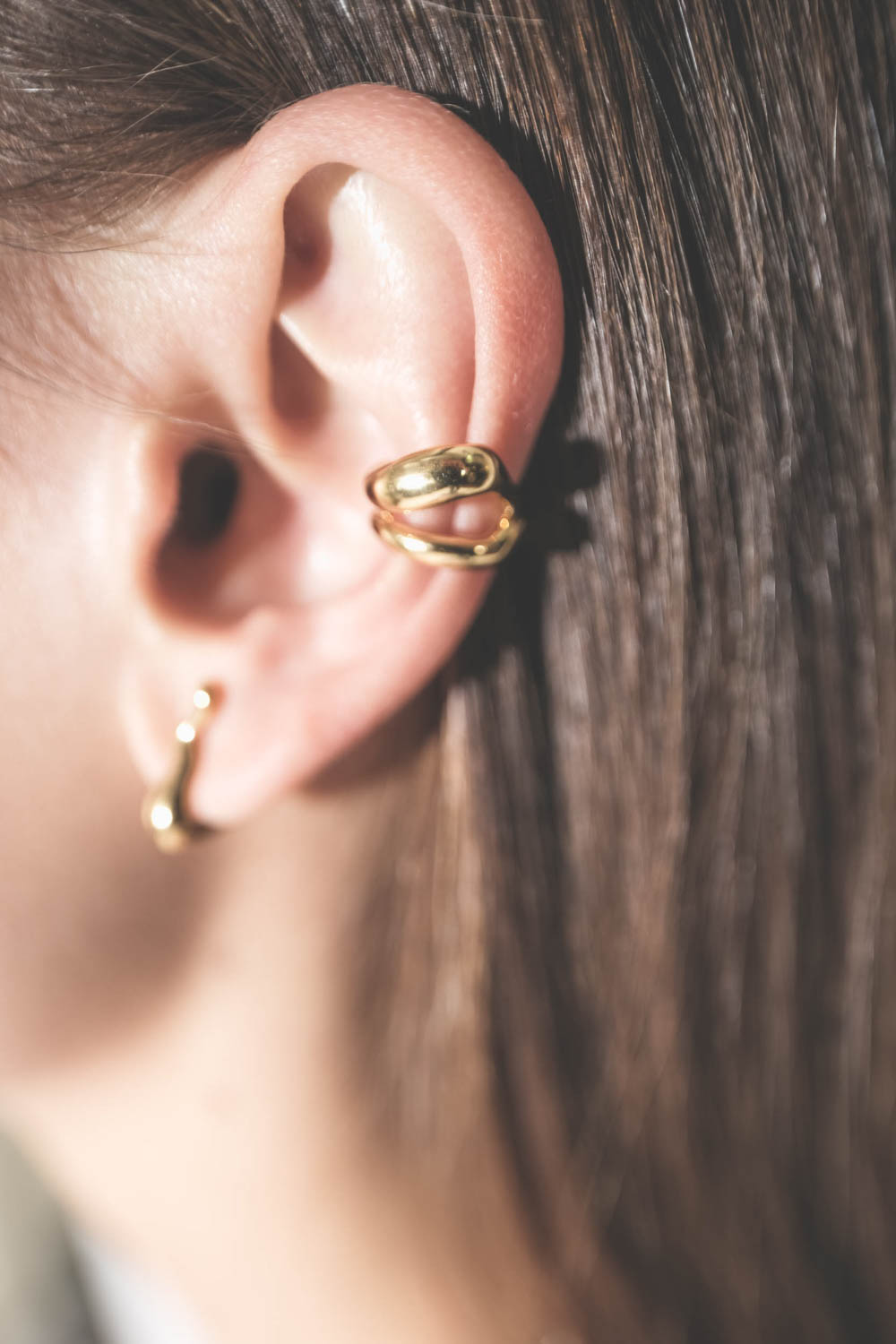 Ear cuff plaqué or River Maria Black. Porté.