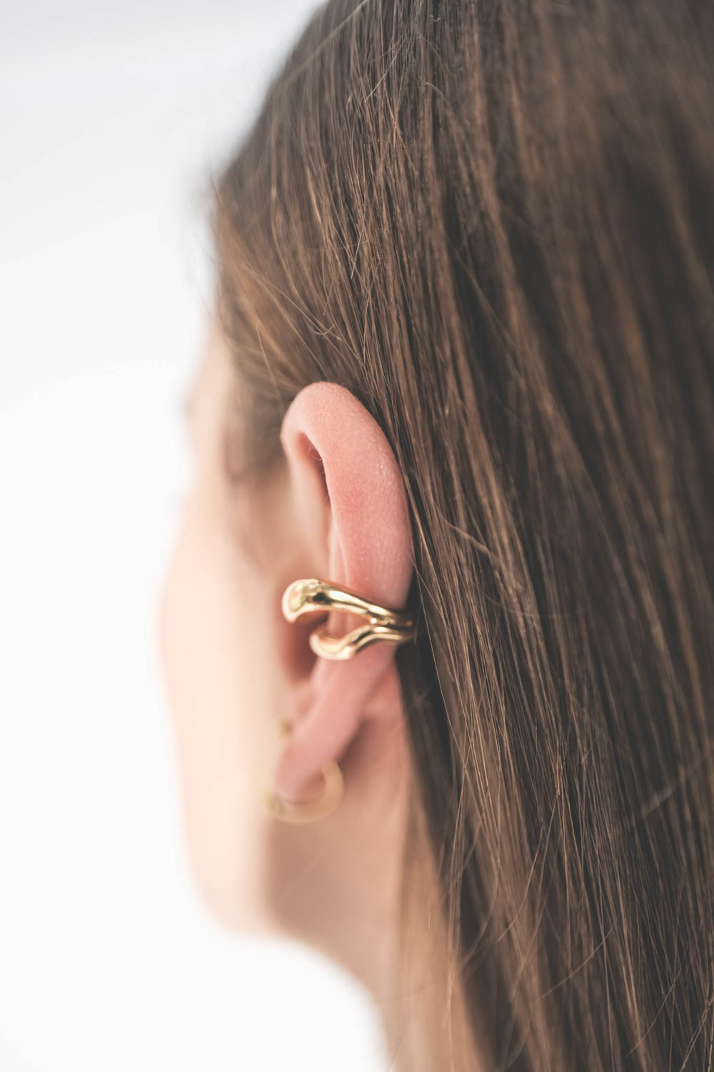 Ear cuff plaqué or River Maria Black. Porté de dos.