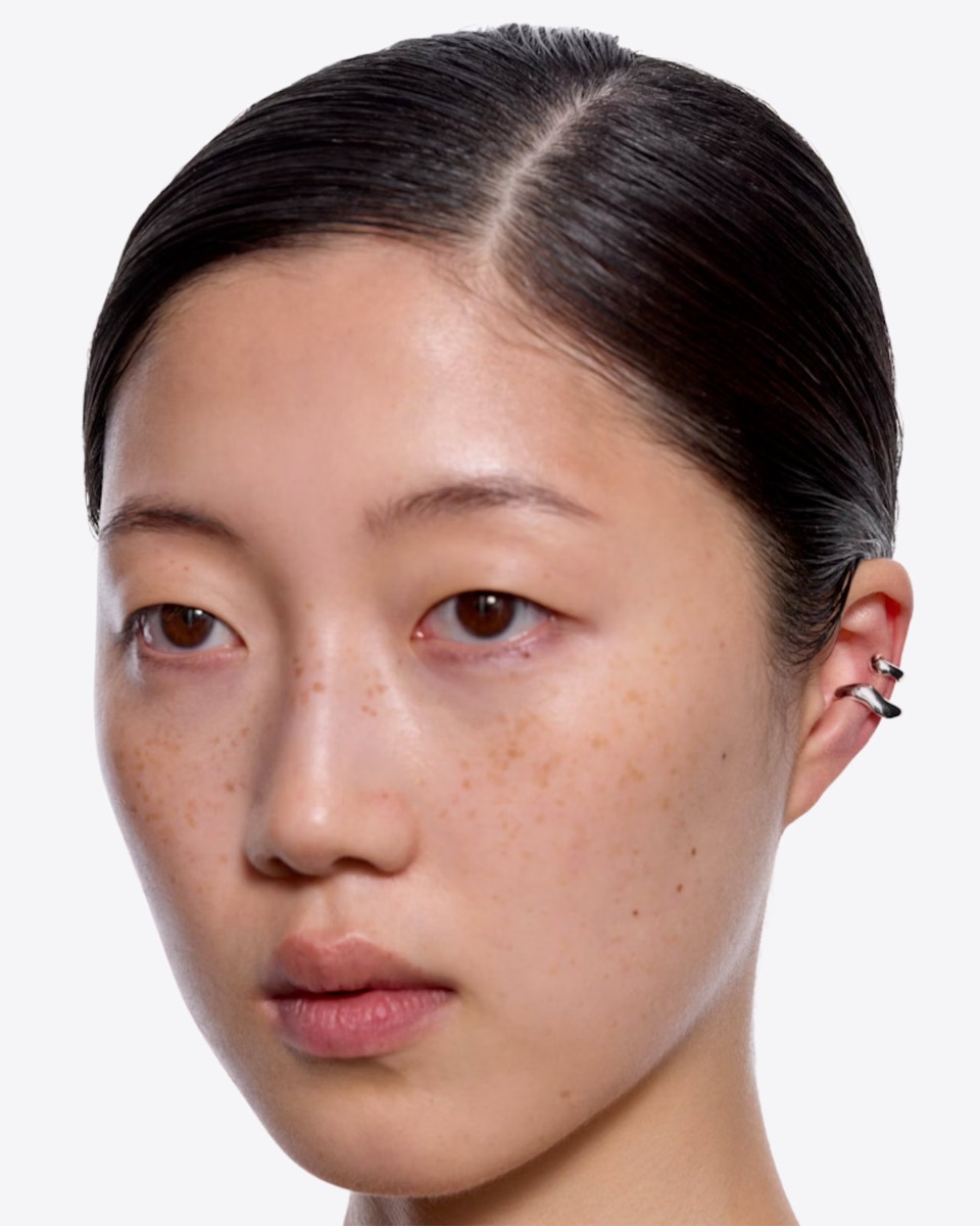 Ear cuff Sagene en argent recyclé Maria Black, porté.