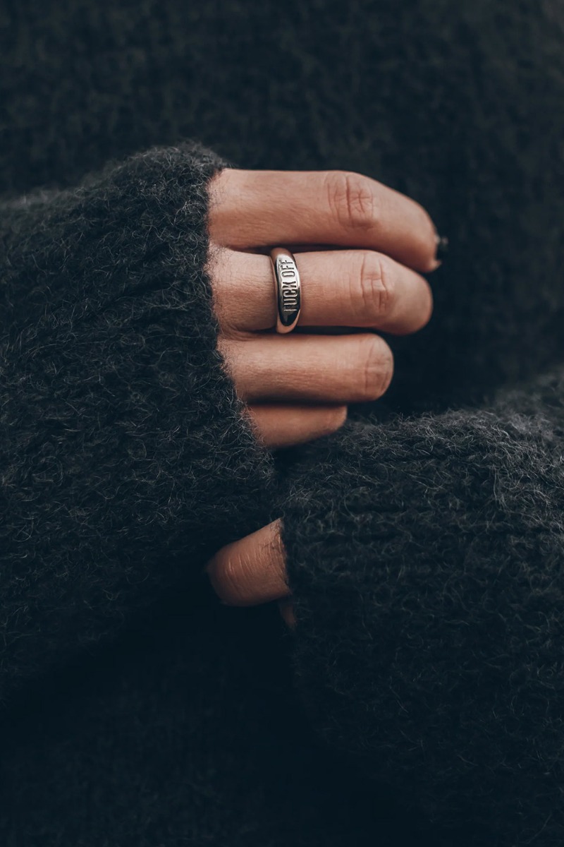 Bague Fuck Off Mikuta en argent, port&eacute;e au majeur.