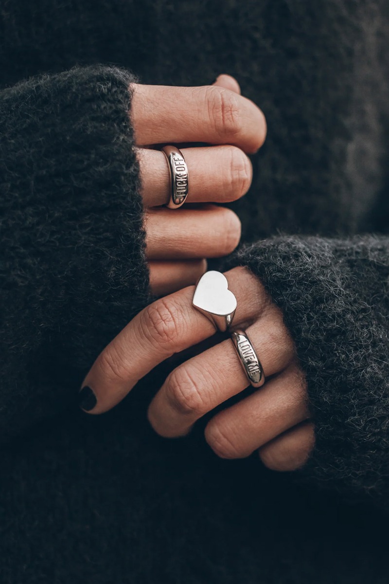 Bague Fuck Off Mikuta en argent, port&eacute;e avec la bague Love Me et la bague C&oelig;ur Mikuta.