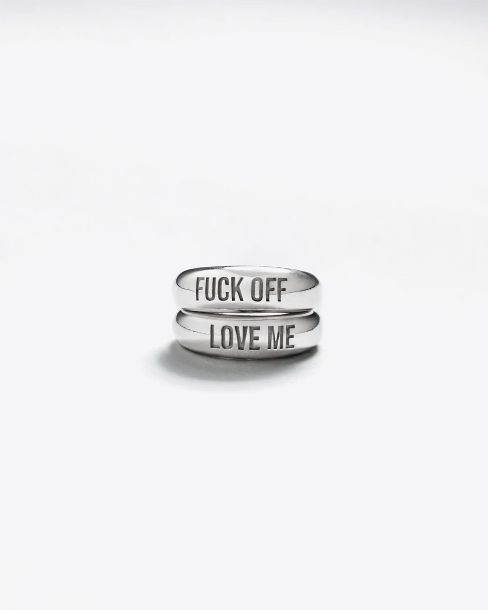 Bague Fuck Off Mikuta en argent. Possibilit&eacute; de la porter en superposition avec la bague Love Me.