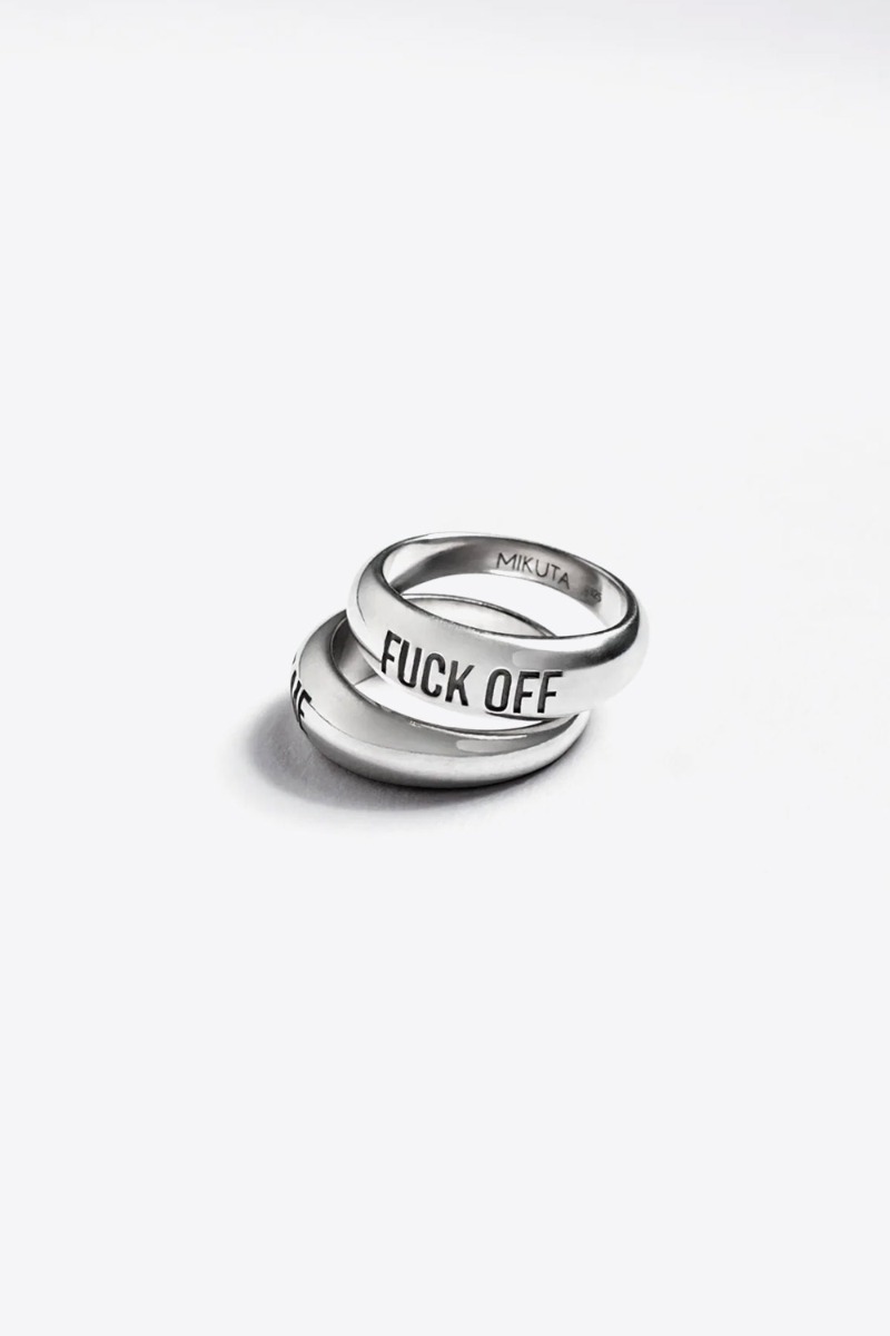 Bague Fuck Off Mikuta en argent. Vue de face.