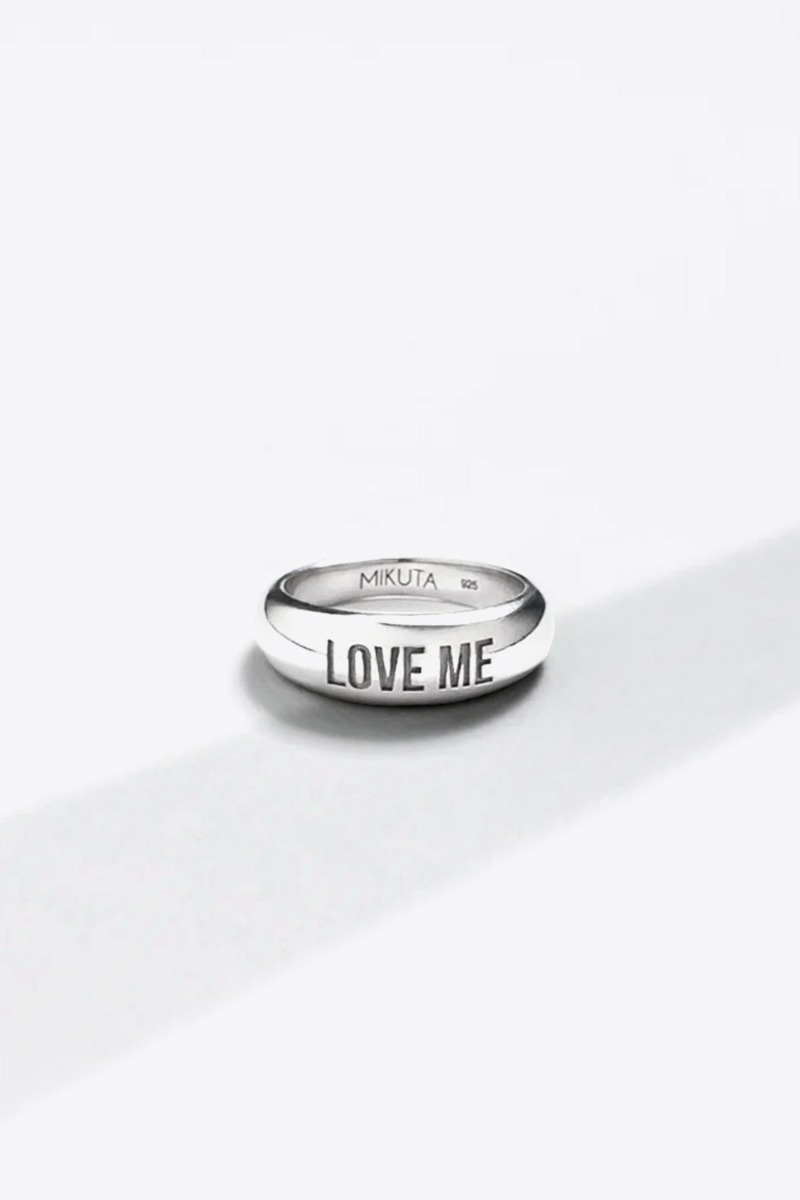 Bague Love Me Mikuta en argent. Vue de face.