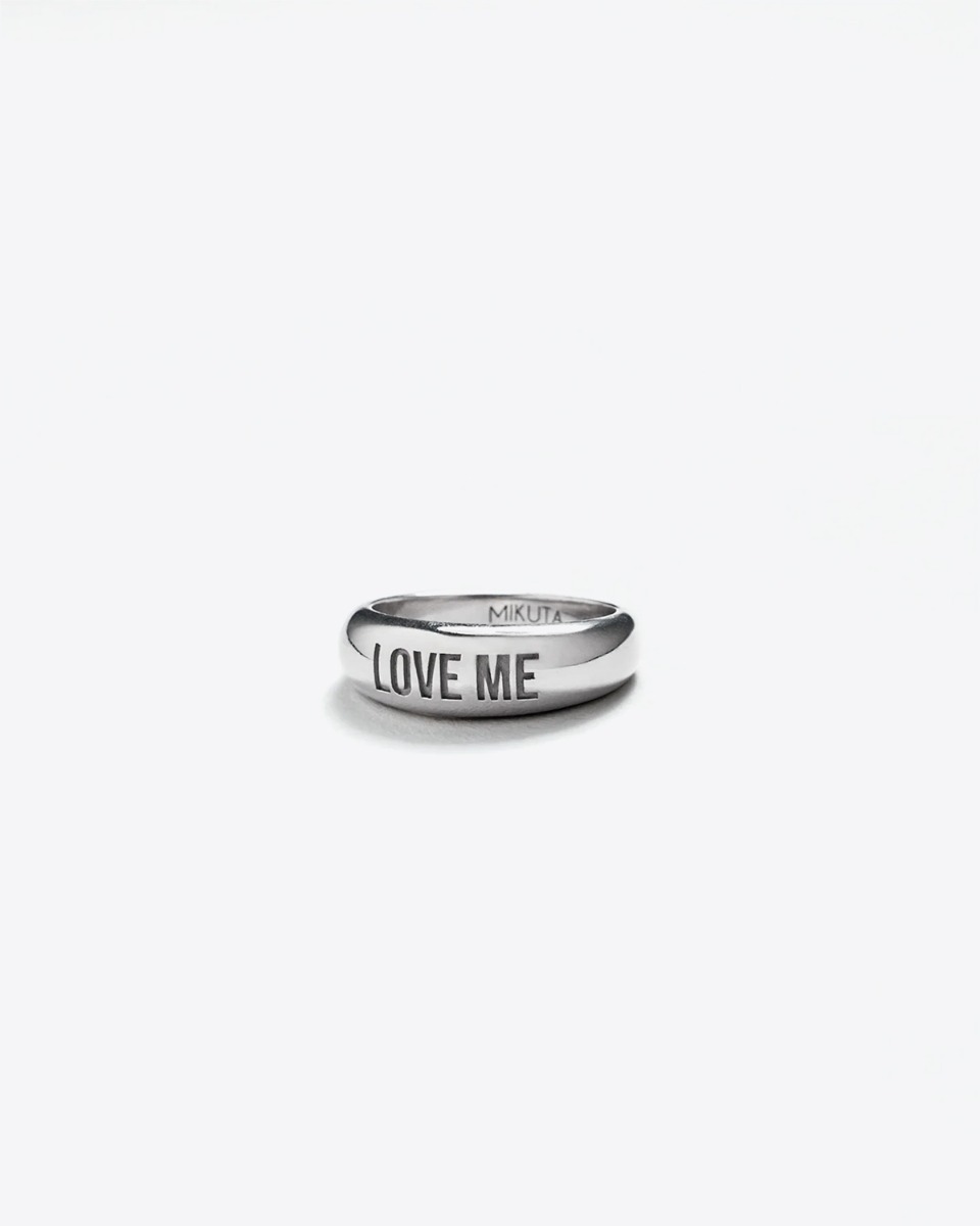 Bague Love Me Mikuta en argent. Vue de profil.