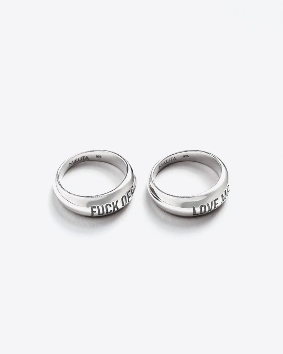 Bague Love Me Mikuta en argent. Existe avec la gravure &laquo; Fuck Off &raquo;.