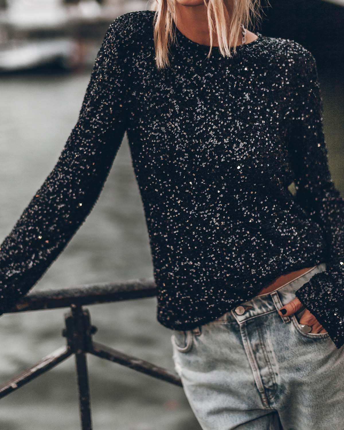 Mikuta Top Sequins Noir dos nu. Porté avec un jeans.