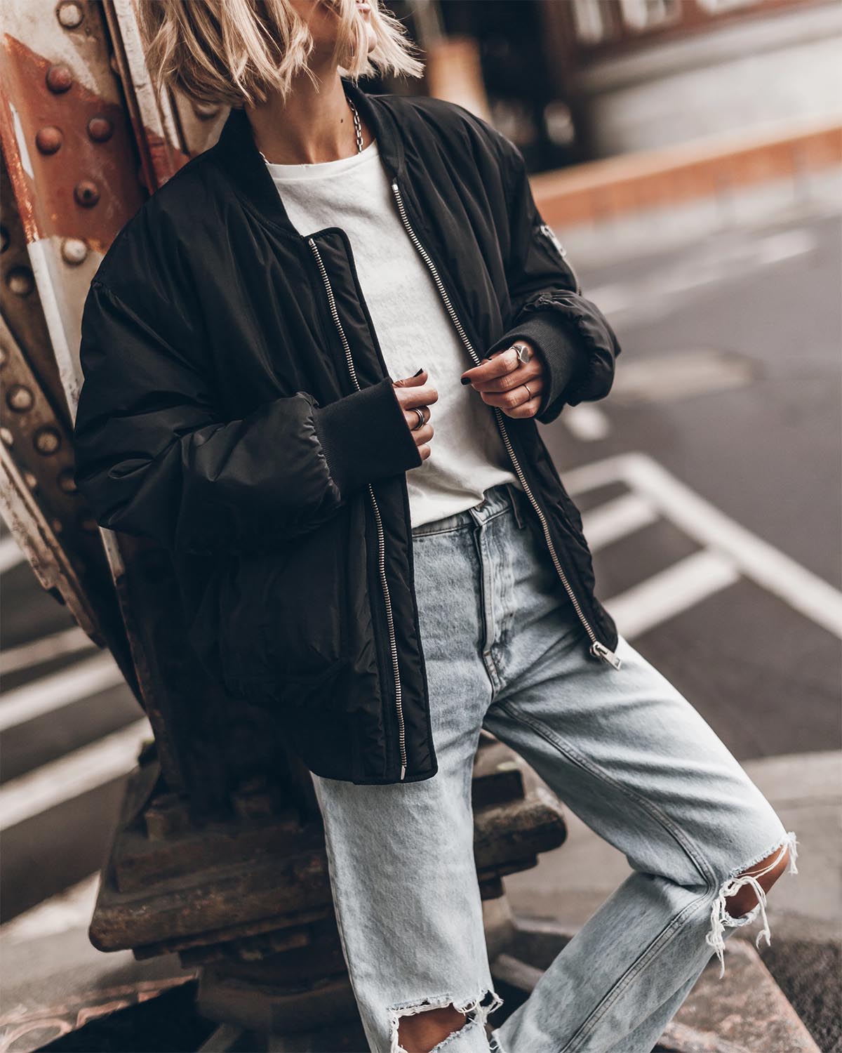 Veste Bomber Aviateur Mikuta Noir. Vue porté avec un tee-shirt blanc. 