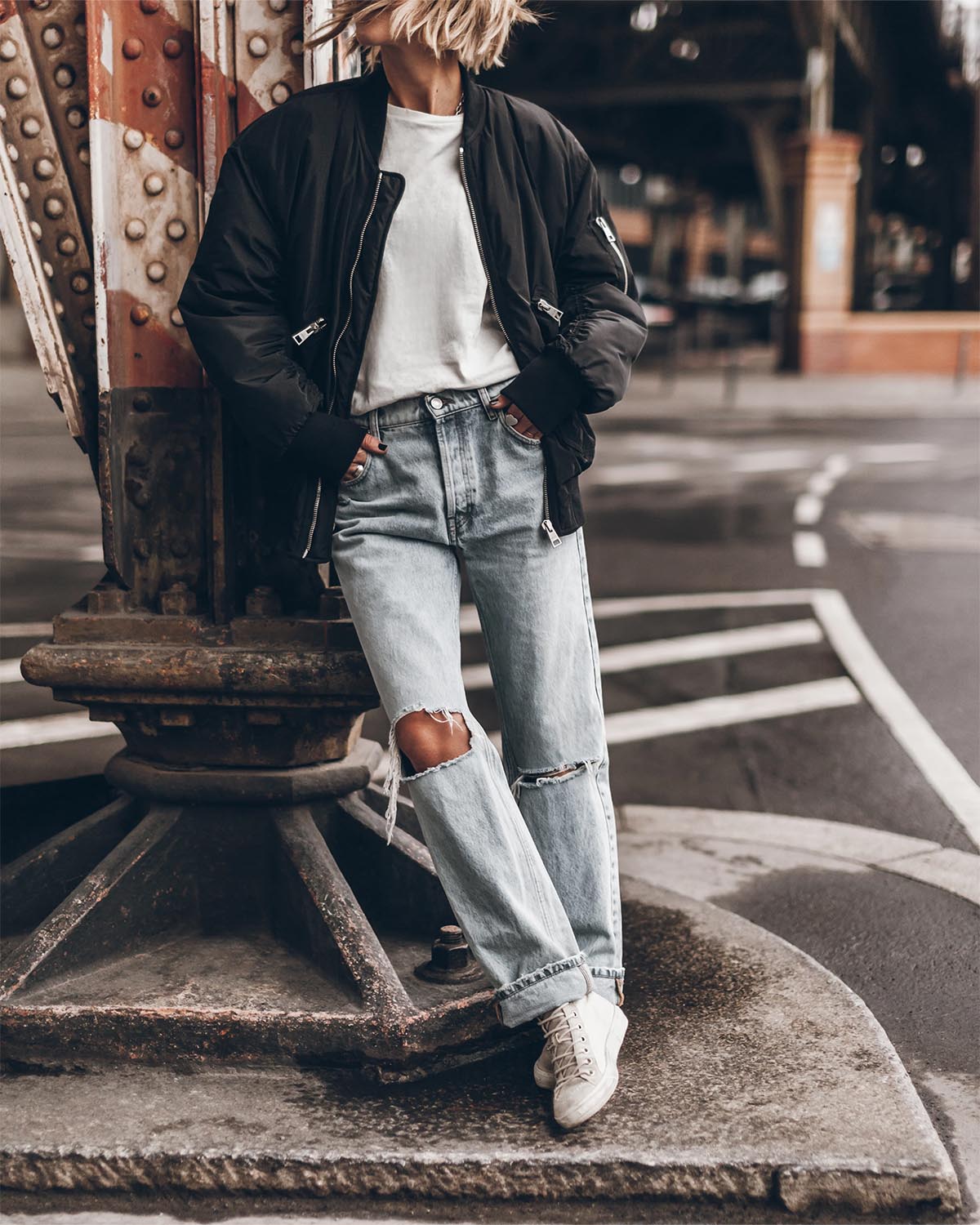 Veste Bomber Aviateur Mikuta Noir. Vue porté avec un tee-shirt blanc. 