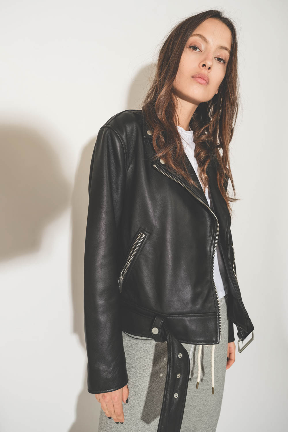 Blouson en cuir noir forme Perfecto Mikuta. Détail des zips.