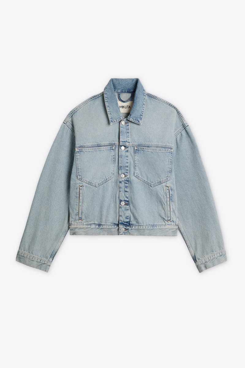 Blouson court oversize Mikuta en denim bleu clair. Vue de face.