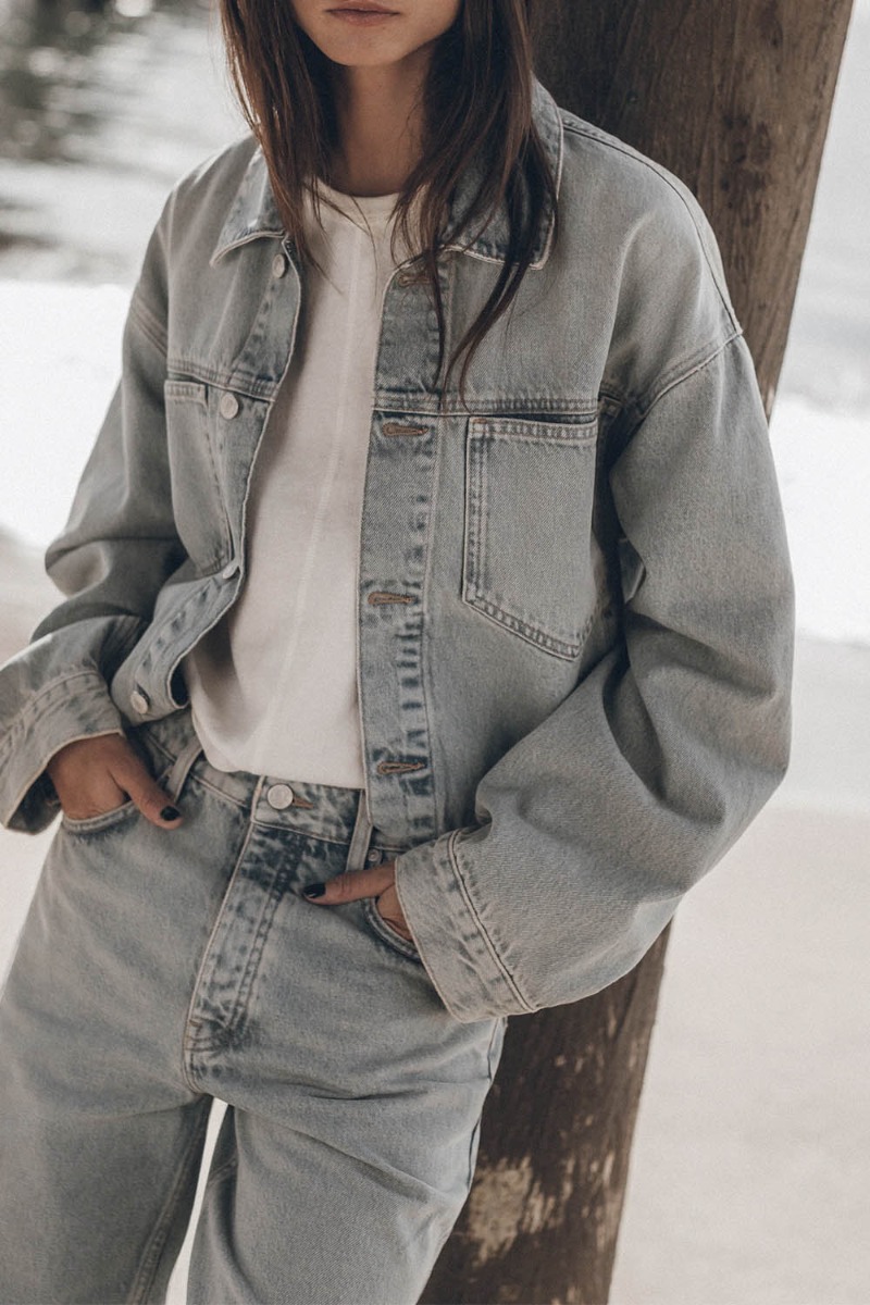 Blouson court oversize Mikuta en denim bleu clair, port&eacute; de face.