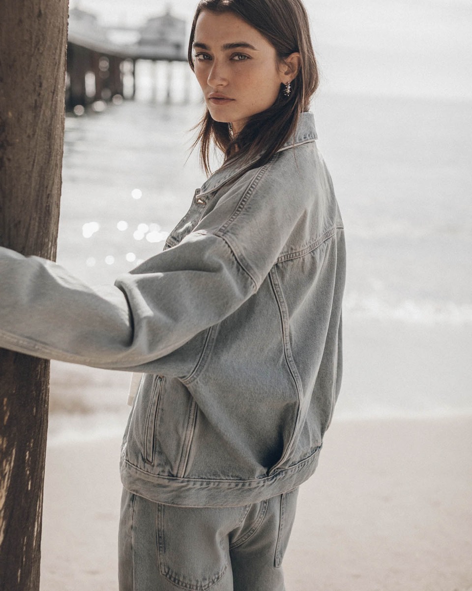 Blouson court oversize Mikuta en denim bleu clair, port&eacute; de dos.