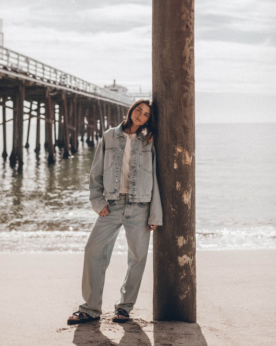 Blouson court oversize Mikuta en denim bleu clair, port&eacute; avec un jean assorti.