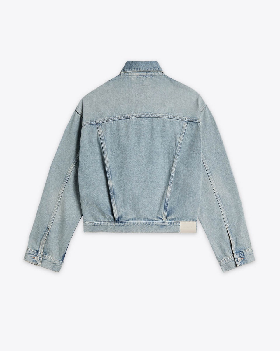 Blouson court oversize Mikuta en denim bleu clair. Vue de dos.