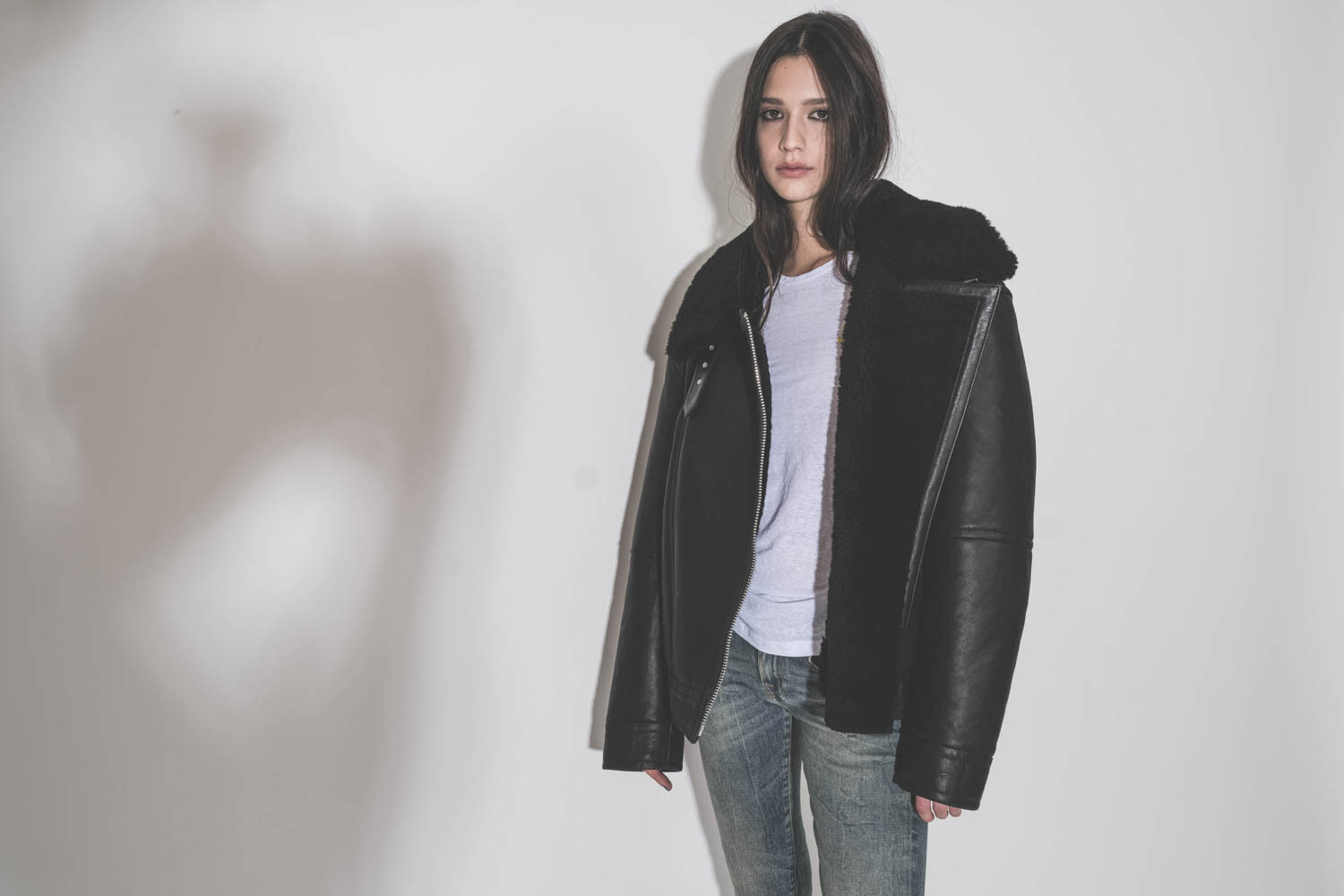 Blouson bombardier Mikuta en cuir et peau de mouton noir ultra-chaude, port&eacute; de face.